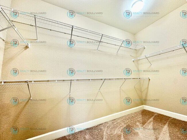 Building Photo - Spacious 4-Bedroom Gem in Somersett with S...