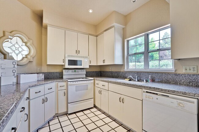 Building Photo - Beautiful and spacious 3 bedroom 2.5 bath ...