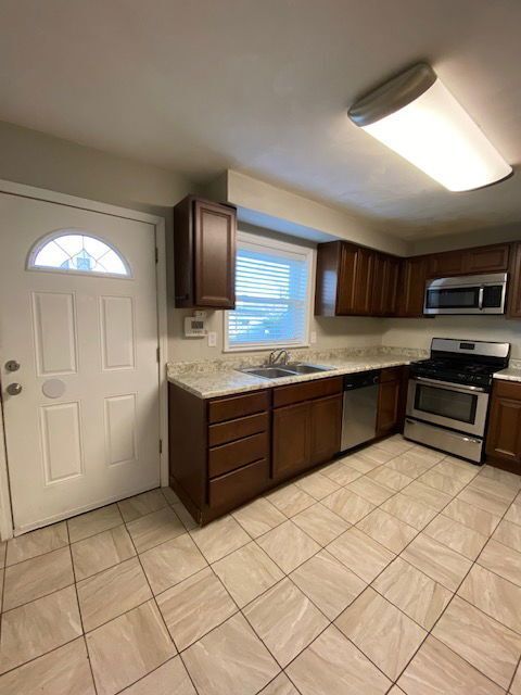 Building Photo - 702 S Cherry St