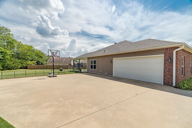 Building Photo - 3 Bedroom 2 Bath West Fay Home w/HUGE Backyard!