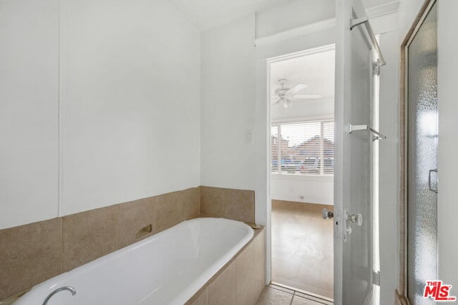 Building Photo - 333 W 70th St