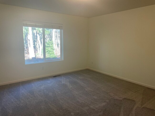 Building Photo - Single Level Freeland Home and Pet Friendly!