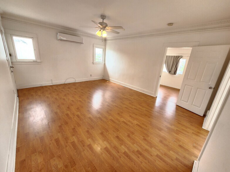 Building Photo - 820 N Edgemont St