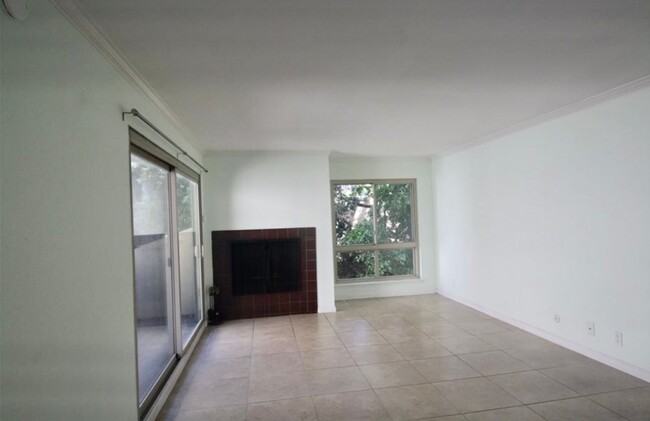 Building Photo - 2 bed/2 bath condo! Walking distance to Wh...