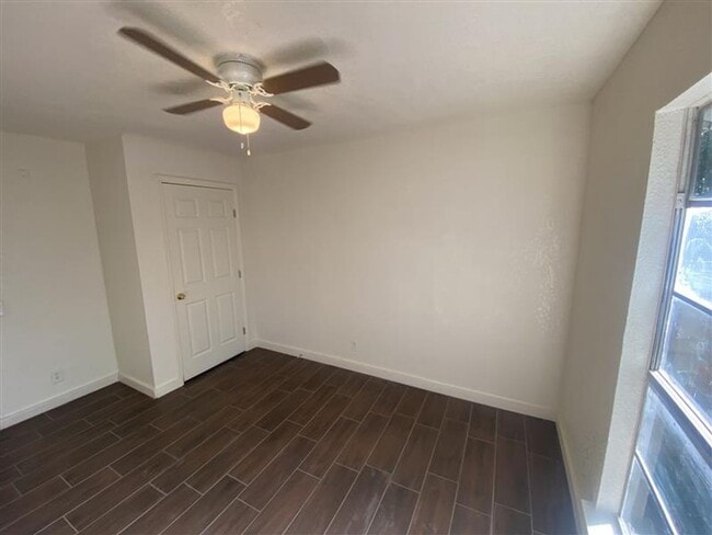 Building Photo - 2/1 Townhouse with covered parking