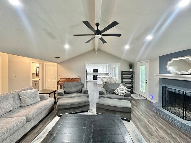 Building Photo - Updated 3-Bedroom 2.5 Bath Retreat in Whit...