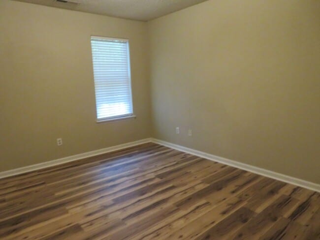 Building Photo - 2 BR 2 BA Duplex