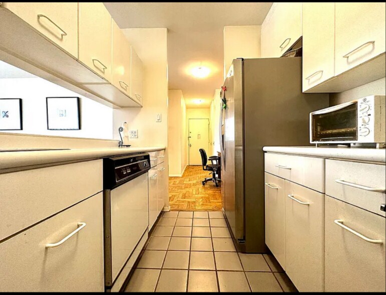 Building Photo - 62 W 62nd St