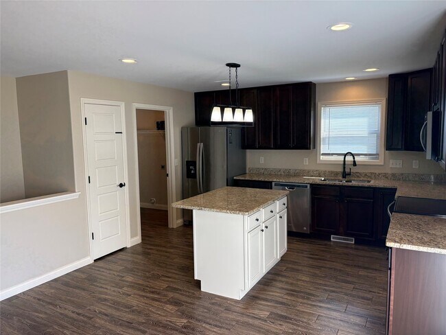 Building Photo - 24 Tennis Ct