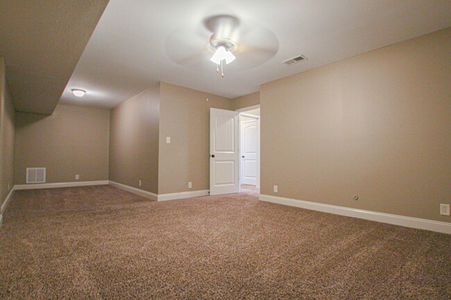 Building Photo - Pet Friendly Four Bedroom!