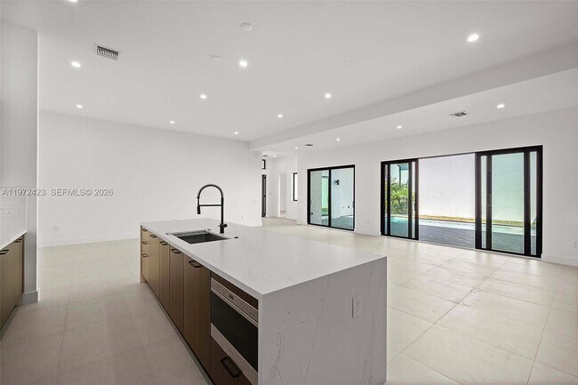 Building Photo - 5718 Ashwood Cir