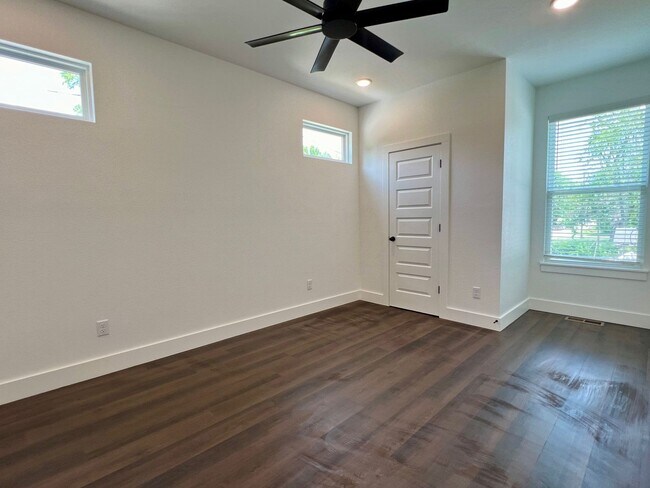 Building Photo - Nice modern 1 bed 1 bath apartment near Campus