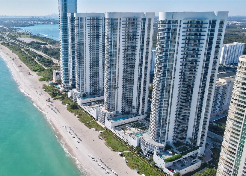 Building Photo - 16001 Collins Ave