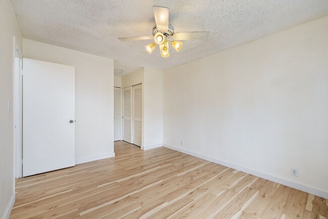 Building Photo - Pet Friendly - 2 bed /1 bath covered parki...