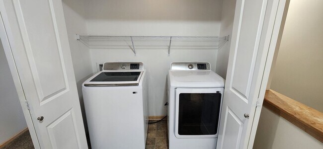 Building Photo - Rare 3 bedroom, 2.5 bathroom rental home w...