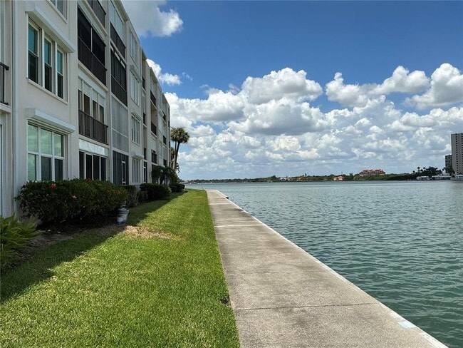 Building Photo - 7645 Sun Island Dr S