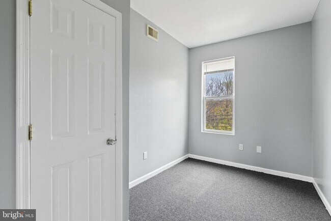 Building Photo - 1209 N Dukeland St