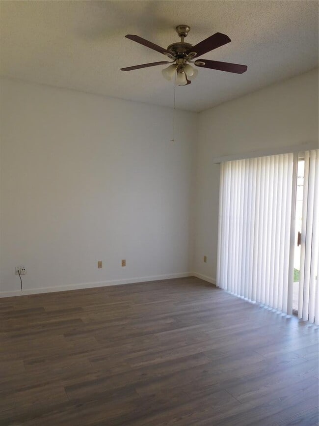 Building Photo - 2202 Quiet Wood Dr