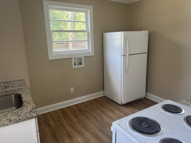 Building Photo - Recently Renovated Freestanding Unit in Tr...