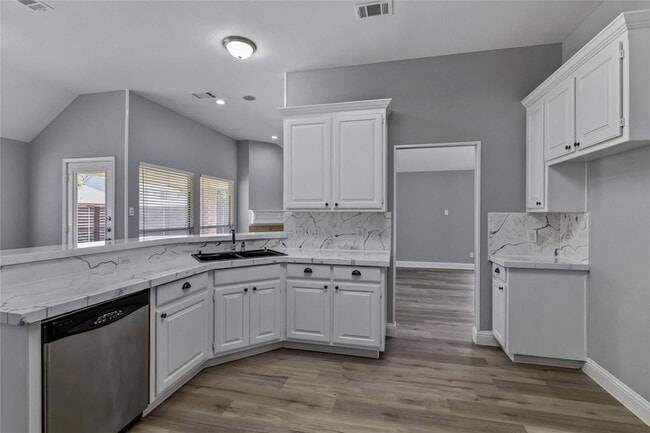 Building Photo - 630 Lakewood Dr