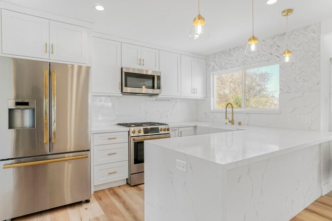 Building Photo - 1524 E Mariposa Ave