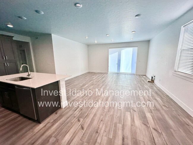 Building Photo - Beautiful Brand New Luxury Townhome availa...