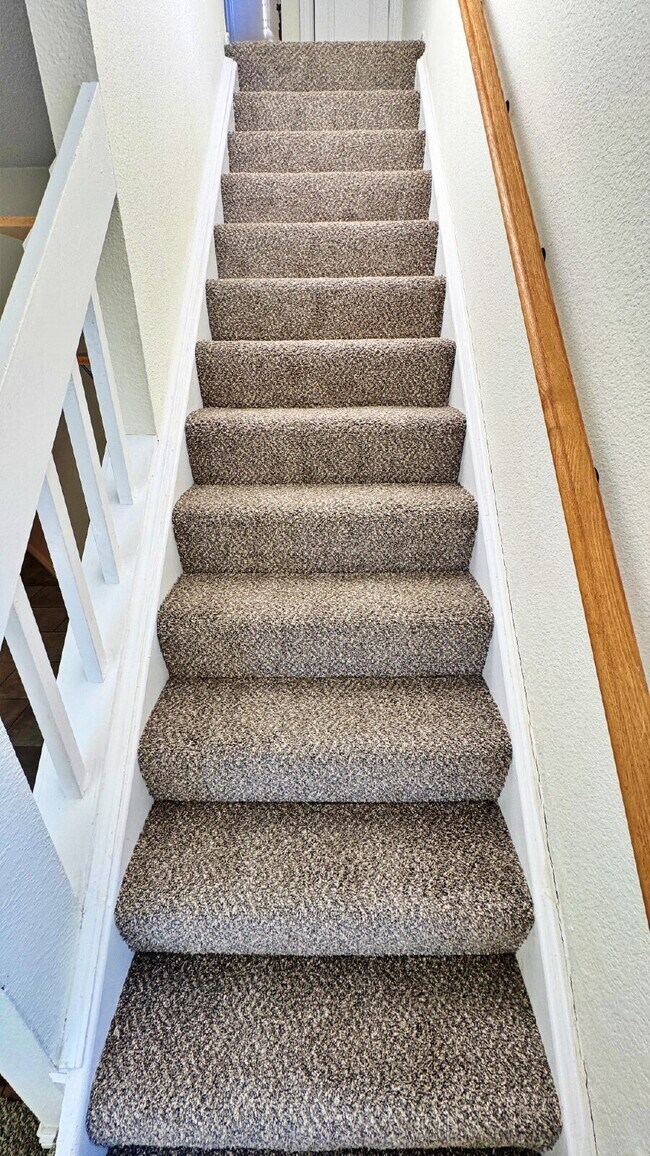 Building Photo - SO MUCH LIGHT! Beautifully Updated Smart Home 2Bd 2Bth 2nd Floor End Unit Condo in Aurora Schools