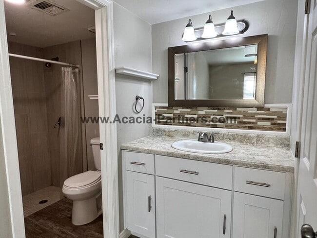 Building Photo - Remodeled Townhome