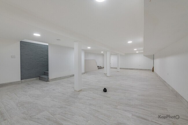 Building Photo - 3044 W Irving Park Rd