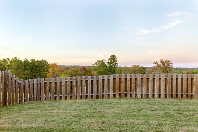 Building Photo - Stunning 3 Bedroom 2 Bath Duplex in West Tyler!