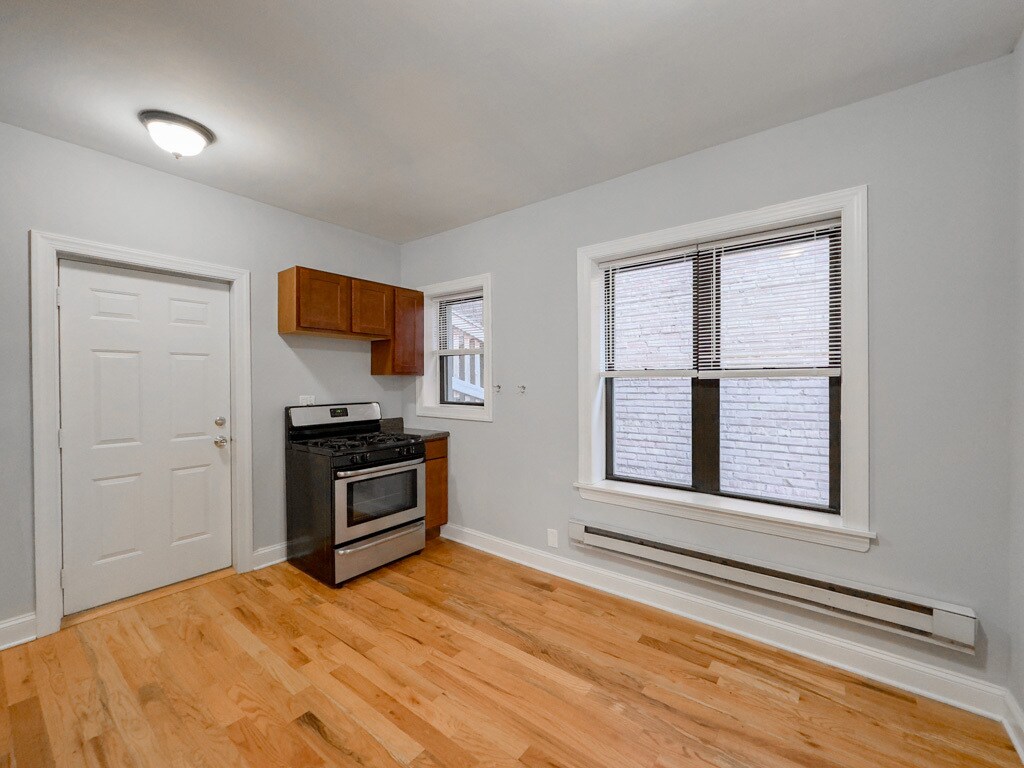 Building Photo - 3725 N Pine Grv
