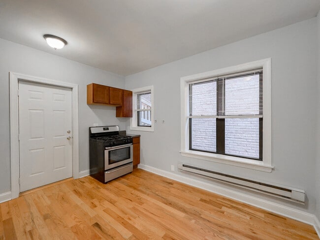 Building Photo - 3725 N Pine Grv