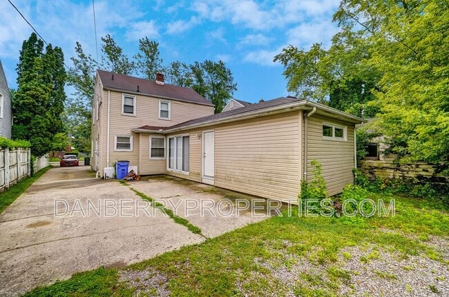 Building Photo - 1017 Searles Rd