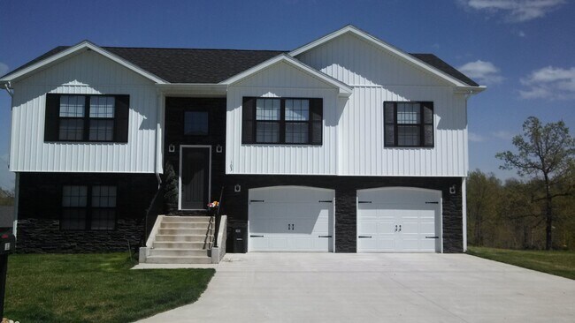 Building Photo - Beautiful 4 Bedroom, 3 Bathroom Split Leve...