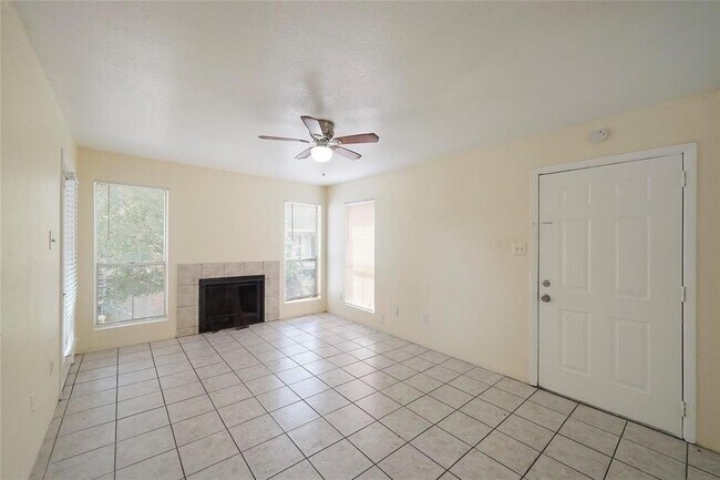 Building Photo - 3900 Woodchase Dr
