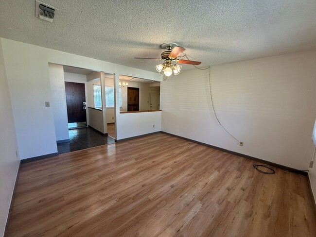 Building Photo - 3 bed 2 bath home available now!