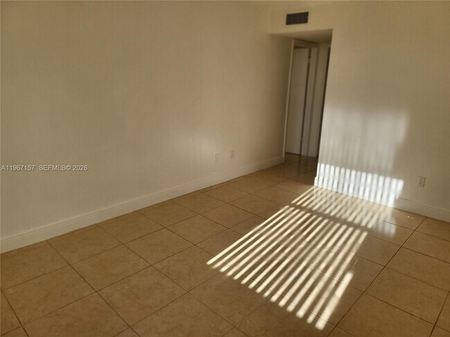 Building Photo - 14611 N Kendall Dr