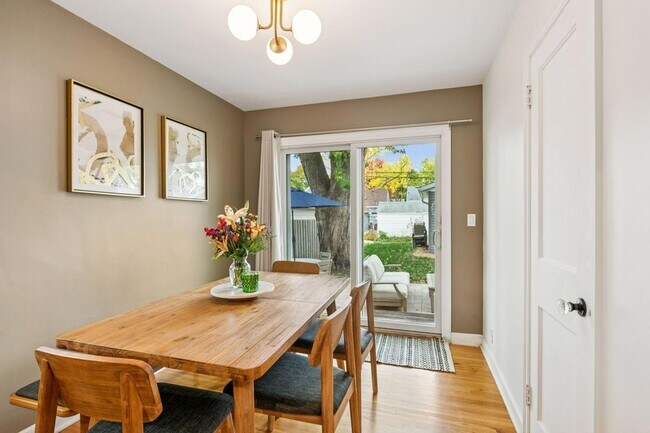 Building Photo - 3040 Hampshire Ave S