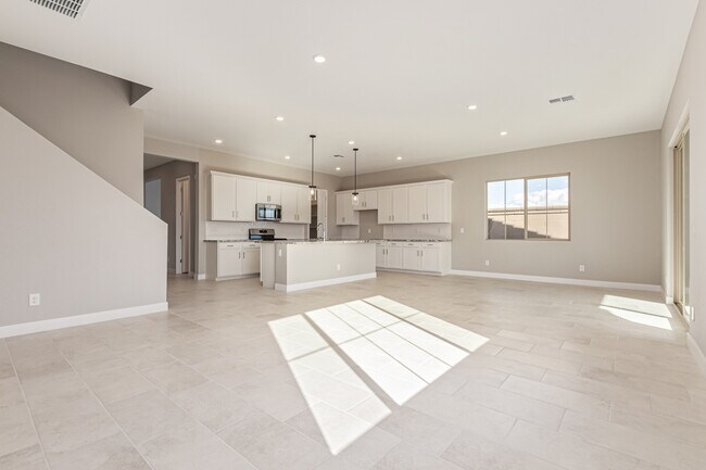 Building Photo - 713 W Longwood Dr