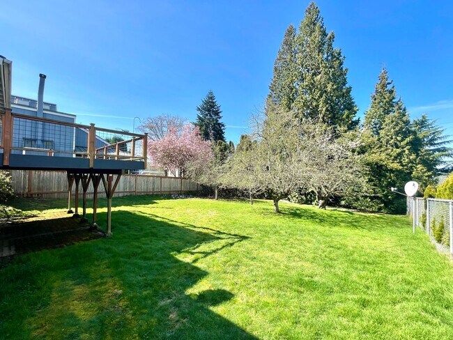Building Photo - Mid-Century Gem in Kirkland’s Everest Park