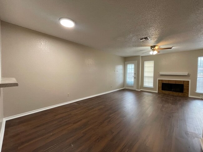 Building Photo - AVAILABLE NOW 2 BEDROOM 1.5 BATH TOWNHOME ...