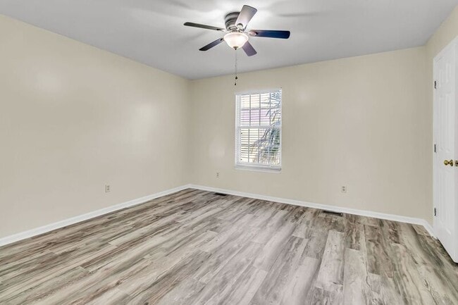 Building Photo - 121 Sully St