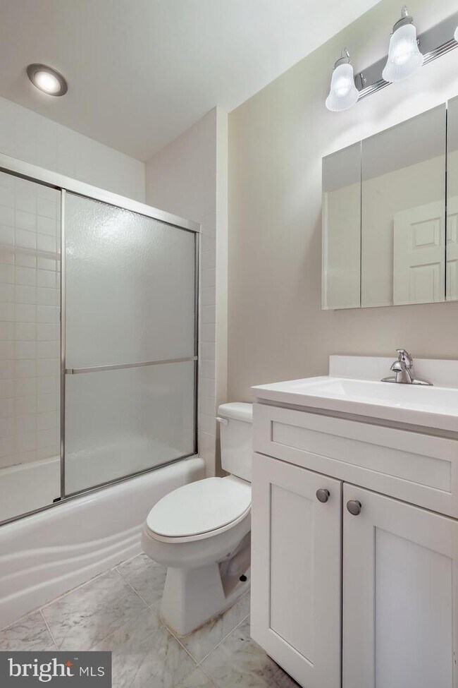 Building Photo - 204 S 17th St