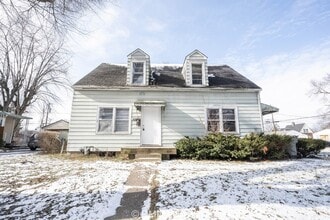 Building Photo - Charming 2 Bedroom Duplex with Spacious La...