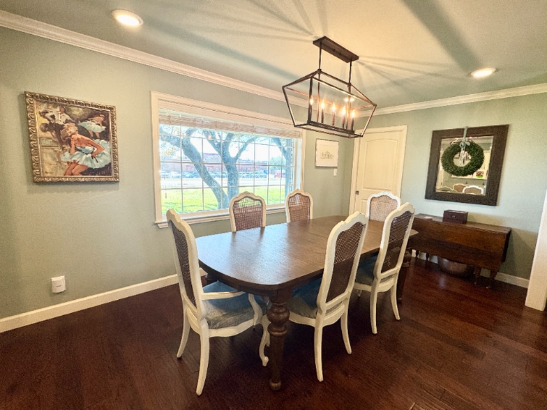 Building Photo - 880 Estelle Ln