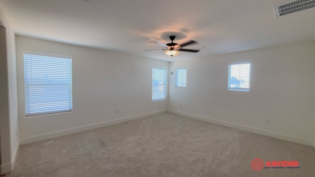 Building Photo - Lovely Home Near Frontier Highschool!