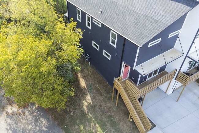 Building Photo - 2308 Lloyd Ave