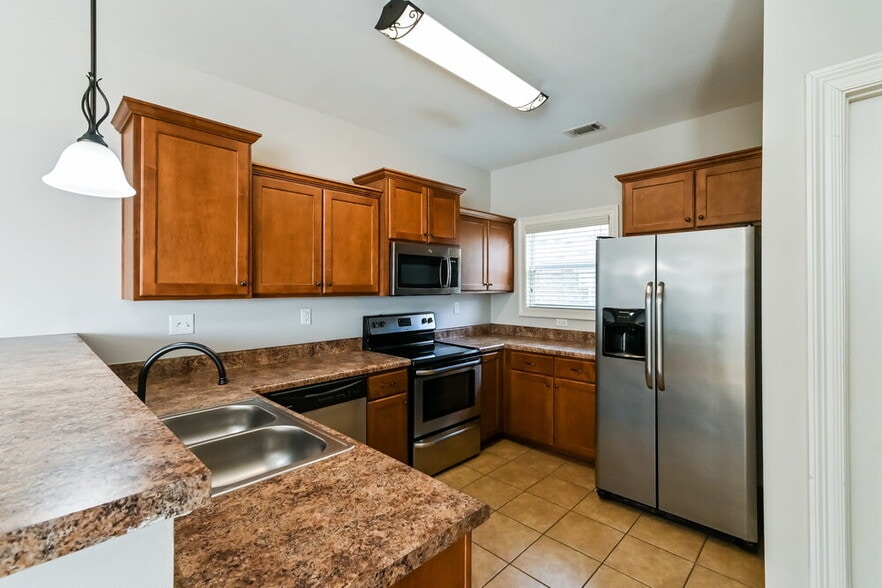 Building Photo - 3024 Magnolia Dr