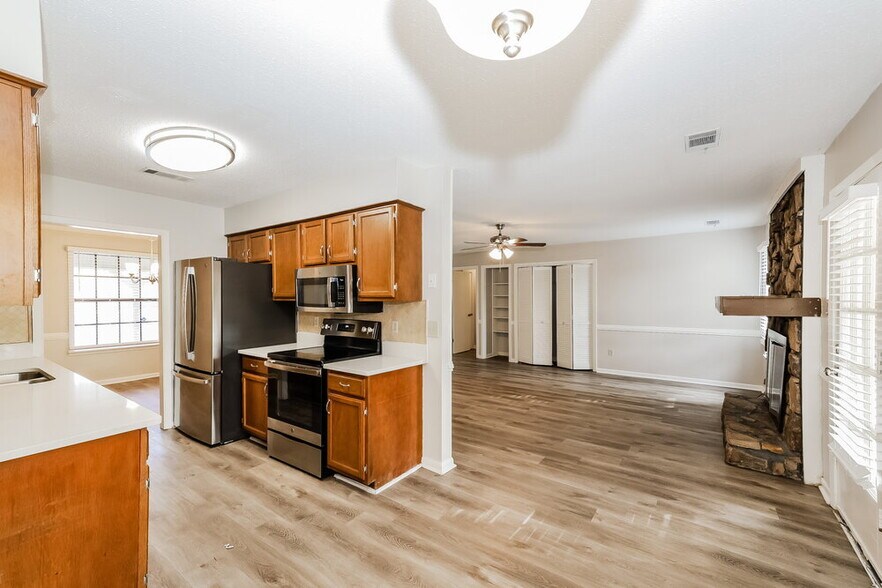 Building Photo - 7965 Meadow Trail Dr