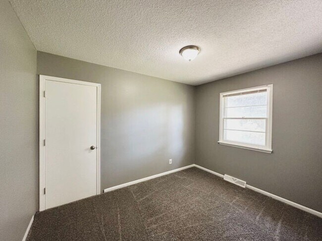 Building Photo - ESTABLISHED NEIGHBORHOOD!!  4 Bedroom, 2 Bath Home in Ankeny